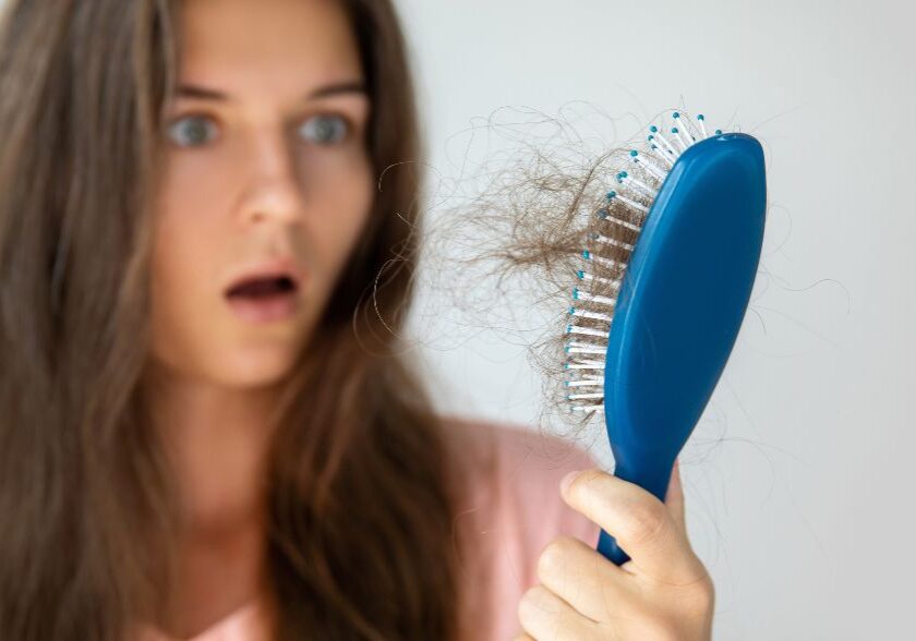 Włosy po ciąży / po stresie: jak długo trwa regeneracja i co może pomóc